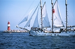Sail 2003, Dreimastgaffelschoner Ioth Iorien, unter russischer Flagge, am roten Molenfeuer von Warnemünde : Leuchtfeuer, segelschiffe